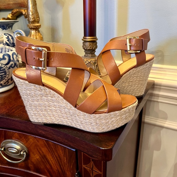 NWOB Michael Kors Celia Luggage Brown Leather & Jute Wedge Sandals Shoes Sz 7.5 - Picture 1 of 4